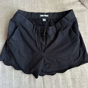 Gap black scalloped shorts
